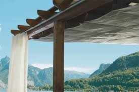 Die pergola mit lamellendach ist eine elegante, freistehende überdachung mit beweglichen lamellen im dachbereich. Sunnysail Raffbeschattungen