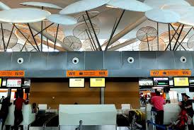 Pada tulisan sebelumnya aku telah menjelaskan tentang klia ekspres, yaitu salah satu kereta api cepat bandara yang beroperasi di bandara internasional kuala lumpur, malaysia, yang lebih dikenal dengan sebutan klia dan juga klia2. Kemudahan Di Klia2 Klia2 Malaysia