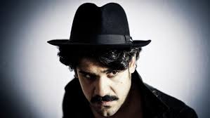 Alessandro mannarino inició su actividad artística en 2001, actuando en el famoso barrio de monti, en roma. Alessandro Mannarino Biografia Discografia Dettagli E Ultime Notizie Rockol