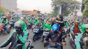5,775 likes · 1,458 talking about this. Unjuk Rasa Ribuan Driver Ojol Di Surabaya Segel Kantor Dan Bakar Replika Pocong Bagian 1