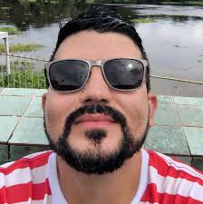 O ex-pajé do Boi Caprichoso, Waldir Santana se tornou o braço direito do  nosso atual pajé, Erick Beltrão, na preparação para a Live Parintins 2021.  Os artistas se encontram diariamente no Curral