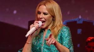 Kylie minogue started her career as an actress on an australian soap, but her charisma and highly adaptable talents as a pop singer soon landed her on top of the music world. Kylie Minogue Grosse Gewicht Korpermasse Augenfarbe