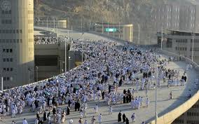 Jemaah haji melempar batu saat melaksanakan lempar jumrah di mina, dekat kota suci makkah, arab saudi, (2/9). Jemaah Haji Dari Berbagai Negara Menuju Jamarat Untuk Melakukan Pelontaran Hari Pertama Melontar Jumrah Aqabah Spa Kementerian Agama Republik Indonesia