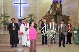 * para pedagang memakai tepi jalan untuk berjualan. Majalah Holong Perayaan Natal Wijk Paal Merah Lama Hkbp Jambi Ressort Jambi