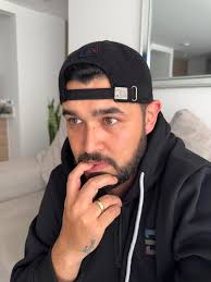 Aquí pensando cómo explicarle a Kari Cárdenas que sólo me quedan $12.000 de  la prima y no hice mercado ni pagué la luz 🫠