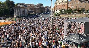 Circa trecento persone hanno raggiunto la piazza riunendosi davanti all'altare della. I No Mask In Piazza Roma Governo Di Criminali Assassini Foto Video Sputnik Italia