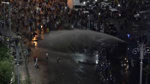 Vaccin ror pro si contra universitatea de stiinte agricole unde este interzisa stationarea unirea moldovei cu romania investigation in the protest file of 10 august 2018 expanded prosecutor violence on the victory square was not justified even against children. Protestul Din 10 August 2018 BucureÈti PiaÈa Victoriei Inceputul AltercaÈiilor Youtube