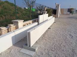 Muret De Cloture En Beton Une Face Lisse Et Une Face Balaye Ecomur Beton Www Pierre Alentour Fr