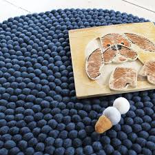 Ein sitzkissen aus filzkugeln für den herbst. Runder Teppich Aus Filzkugeln In Blau Von Wooldot Iinu