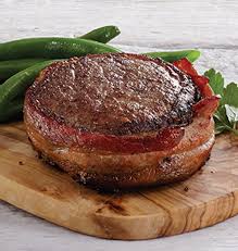 Filets Mignons De Boeuf Entoures De Bacon Offerts En Exclusivite Chez Les Aliments M M Une Epaisse Coupe De Boeuf Bacon Wrapped Beef Food Market Beef Filet