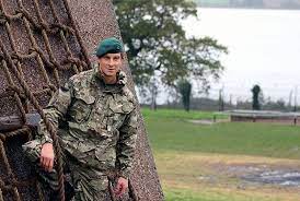 Edward michael bear grylls (born 7 june 1974) is a british adventurer, writer and television presenter. Bear Grylls Houseboat Google Search Bear Grylls Bear Grylls Survival Man Vs Wild