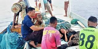Kapal rs tni al kri dr.soeharso, kanan, berlayar untuk ikut mencari kapal selam kri nanggala menaikkan status kapal selam kri nanggala 402 dari submiss (hilang) menjadi subsunk (tenggelam). Kapal Pengangkut 24 Penumpang Tenggelam Di Ende Seorang Balita Meninggal Dunia Merdeka Com