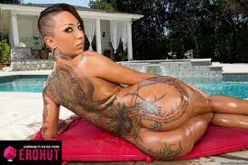 Her biggest one, a dragon tattoo, covers her back, butt, and left arm. Top 20 Inked Pornstars With Most Creative Tattoos 2020 Erohut