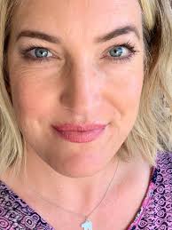 What makeup tips for a long-lasting wedding look?