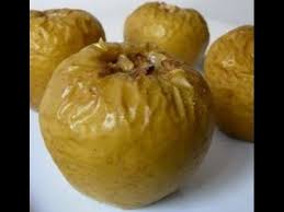 Lavar las manzanas, realizarles un hueco en la parte superior y retirarles el corazón. Hacer Manzanas Asadas En Microondas Youtube