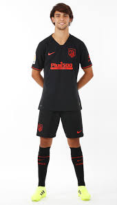 Nhiều màu đỏ hiện diện trên còng tay áo và băng cổ sau. Club Atletico De Madrid The Lads Are Looking Great In Our New Away Kit