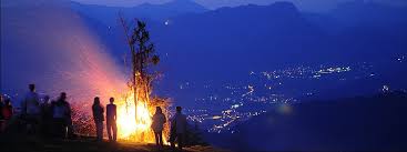 Die sommersonnenwende findet 2021 am 21. Sonnwendfeier Am Markbachjoch 2021 Niederau Tirol In Osterreich