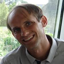 🦔Vous voyez ce petit hérisson qui se met en boule ? Il choisit un  emplacement abrité des vents🌬 froids et des intempéries❄🌧, comme un  terrier abandonné ou un tas de branches pour