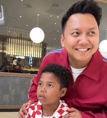 Bagus Amir ni, tak memilih. Terima je apa orang bagi.. ”