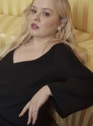 Danielle Reis's Instagram, Twitter & Facebook