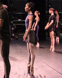 En Pointe Entertainment For The Melbourne Public Holiday On 29 September Is Here With Behind The Scenes See A Ballet Dancers Ballet Photography Ballet Photos