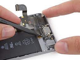 I read about lint in the port but when i looked in the port i didn't see anything and my first attempt to clean it out didn't yield much lint or dust. Iphone 6 Lightning Connector Einheit Ersetzen Ifixit Reparaturanleitung