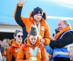 Zijn vriendin naomi van as plaatst op instagram schattige filmpjes waarin te zien is dat ze aan de kust zijn samen. Sven Kramer En Naomi Van As Verwachten Eerste Kindje