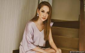 Menitipkan ucapan manis dan penuh kasih sayang di ruangan instagram, bunga menyifatkan kehadiran arwah dalam hidupnya membuatkan dirinya beruntung dan bertuah kerana memiliki suami seperti ashraf. Bunga Citra Lestari Gelar Pengajian Ketampanan Anak Jadi Sorotan