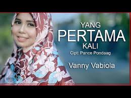 Engganku melupakanmu karena ku mencintamu meski hanya dalam mimpi hiasi tidurku. Lirik Lagu Yang Pertama Kali Pance F Pondaag