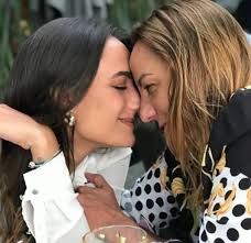 La actriz consuelo duval tiene dos hijos, paly y michel, quienes fueron fruto de su primer matrimonio con un hombre llamado ariel, pero pocos han sido los detalles que ha dado acerca de esta relación. Consuelo Duval Recuerda El Dia Que Llego A Los Golpes Con Su Hija Galavision Univision