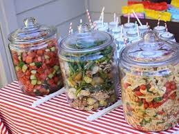 dejeuner au jardin pour presenter les salades alimentation soiree bbq repas champetre