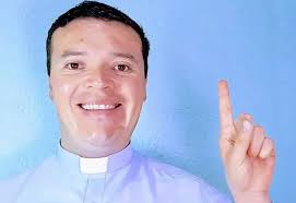 Sacerdote mexicano YouTuber recibe 'Botón de plata'; el primero del mundo