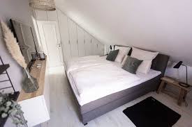 Dachschrage Einrichten Stauraum Und Gestaltung Otto Roombeez Einrichtungstipps Fur Dachschragen In Schlaf In 2020 Kids Bed Canopy Ceiling Storage Storage Spaces