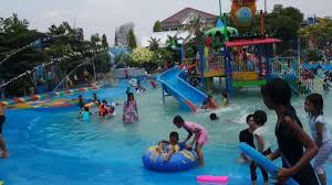 Harga tiket masuknya masih terbilang terjangkau, yaitu rp. 10 Kolam Renang Di Gresik Yang Seru Untuk Dikunjungi