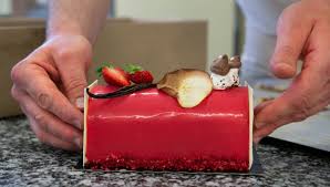 •• retrouve le moule.une dernière idée de buche de noel façon crumble aux pommes caramélisées avec un super biscuit japonais ultra moelleux qui ne casse pas ! Video Les Patissiers Perigourdins Creent Une Buche De Noel Perigord