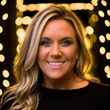 Dayna Booth's Instagram, Twitter & Facebook