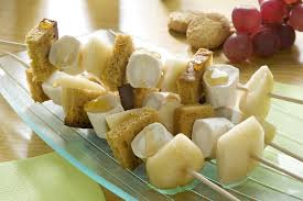 Brochettes Aux Fruits Et Au Fromage De Chevre Soignon Recette Fromage De Chevre Recette Brochette Brochette