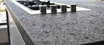 Um das gesamtbild abzurunden, bieten wir zudem passende aufkantungen, rückwände und umleimer an. Die Oberflachen Der Naturstein Arbeitsplatten Konnen Unterschiedlich Bearbeitet Werden Poliert Geflammt Naturstein Arbeitsplatten Natursteine Arbeitsplatte