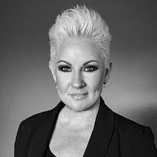 Julie Burr's Instagram, Twitter & Facebook