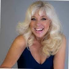 Shelly Loveland's Instagram, Twitter & Facebook