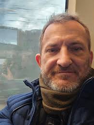 Liebe Grüße aus unserer Hütte. Heute stehe ich neben mir und bin nicht  gerade das blühende Leben. Ich muss noch in den Supermarkt. Nichts ist  erledigt. Gleichzeitig frage ich mich, wozu ich