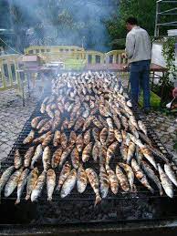 Santo antónio op 13 juni in lissabon, são joão op 24 juni in porto en são pedro op 29 juni in verschillende andere steden. Sardines Typical At S Joao Party 23 Of June Sardinha Assada Sardinha Sardinha Na Brasa