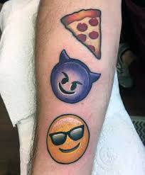 30 Emoji Tattoo Designs For Men Emoticon Ink Ideas Kleines Tattoo Emoticon Tatowierungen