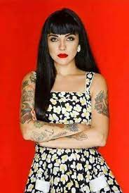 El tatuaje de mon laferte había despertado gran curiosidad entre sus seguidores, esto porque no todos han podido ver este dibujo, era un misterio, ya que no se había podido ver del todo. Mon Laferte Laferte Tatuajes De Mon Laferte Cantantes Chilenos