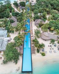 The Longest Pool On The Maldives Fairmont Maldives Stretches Across The Entire Island Sirrufenfushi Design Ferien Reisen Schone Hotels Urlaub Reisen