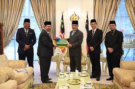 Lembaga eksekutif adalah lembaga yang memiliki tugas dan wewenang untuk melaksanakan. Kunjungan Hormat Presiden Ketua Pegawai Eksekutif Tnb Tyt Melaka