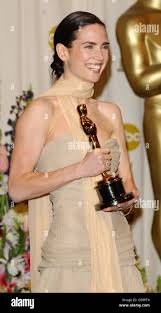 Jennifer Connelly With Her Best Supporting Actress Award For The Film A Beautiful Mind At The 74th Annual Academy Awards Oscars At The Kodak Theatre In Hollywood Los Angeles Stock Photo