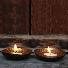 A Gold Burnished Lifestyle And Decorative T Light Holder This Set Of The Brass T Light Holder Has A Vintage Design Wi Tea Lights Tea Light Holder Light Holder