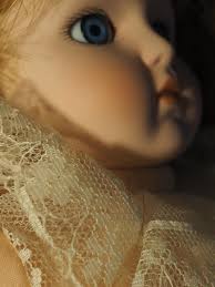 Muñeca embrujada Daisy: espíritu activo y amigable con caja de música con  campanillas