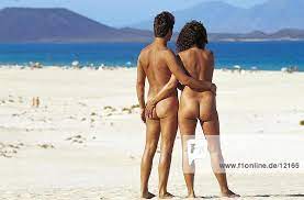 Rückansicht des nackt paar stehen am Strand, Fuertoventura, Kanaren, Spanien